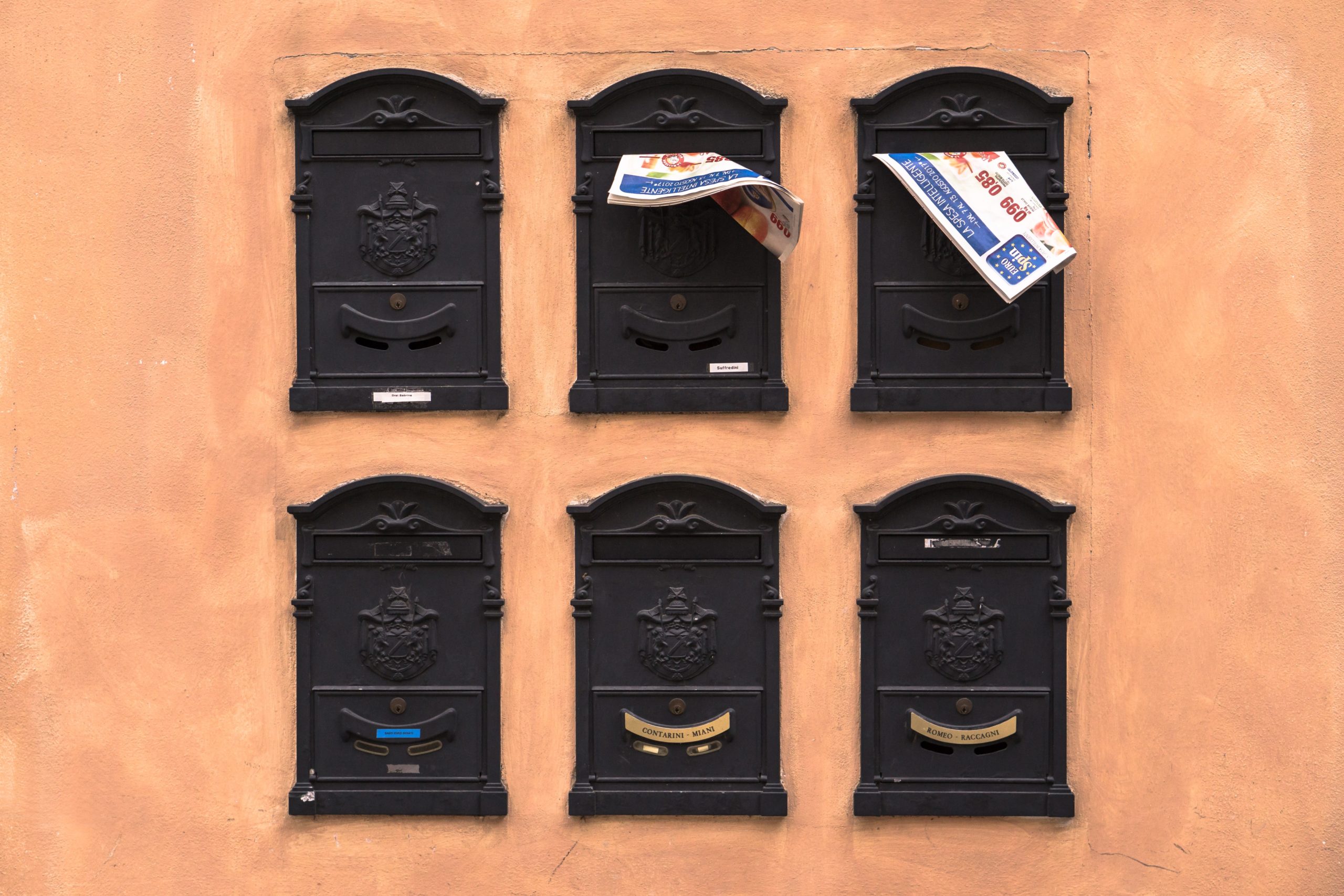 Mix de boîtes aux lettres pleines et vides _ Ozoir-la-Ferrière - Développement durable