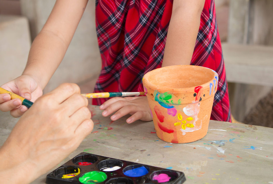 Atelier_creatif_decoration_dun_pot-de_fleur.